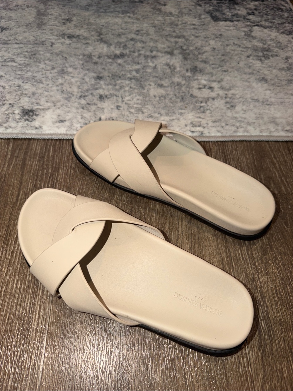 Banana Republic Factory Sandals in Cream Cross-Strap Slide